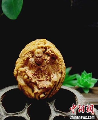 西安男子的核雕技艺:如何将废弃物变为艺术品