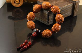 核雕艺术中的灵动生机 精品橄榄核雕刻“荷叶双鱼”赏析