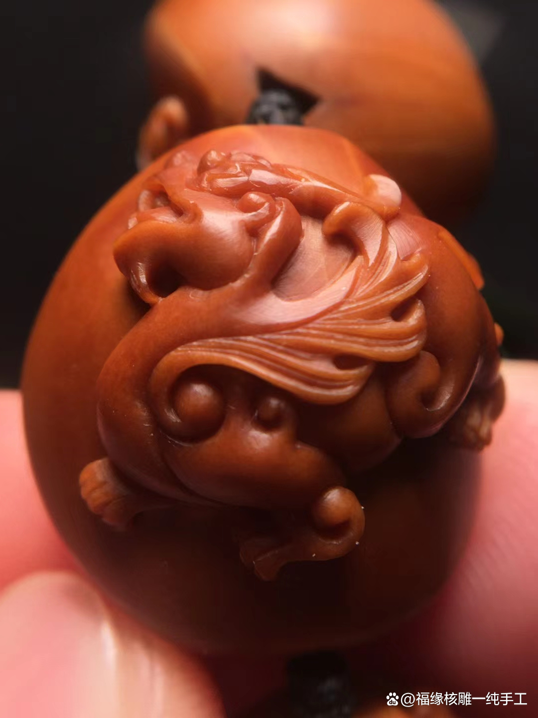 方寸乾坤藏万象 蒲继峰橄榄核雕《四象八卦》的艺术境界